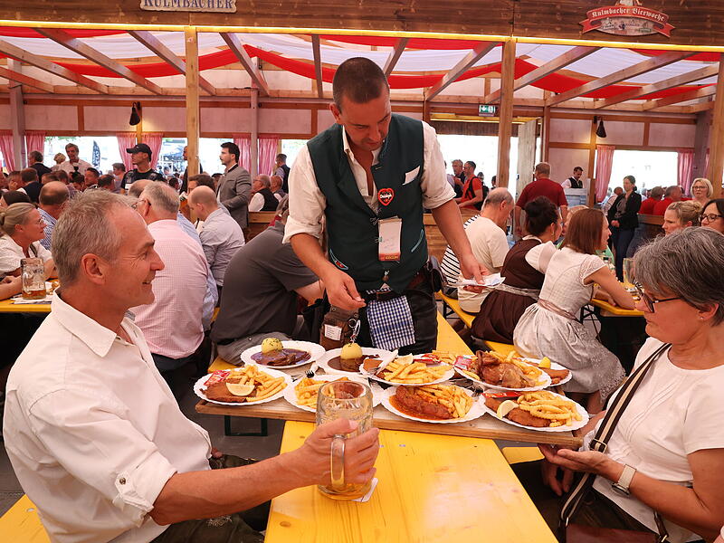 Der Geschmack der Bierfestbesucher hat sich völlig verändert. In diesem Jahr gibt es kein Griebenschmalzbrot mehr. Früher gab es keine Pommes, das wäre heute undenkbar. Der Geschmack der Bierfestbesucher hat sich völlig verändert. In diesem Jahr gibt es kein Griebenschmalzbrot mehr. Früher gab es keine Pommes, das wäre heute undenkbar.