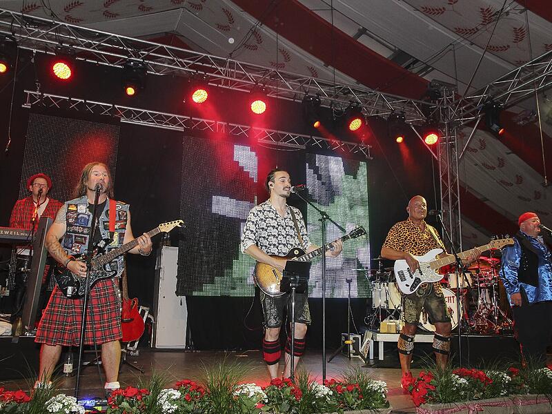 Die "Münchner Zwietracht" spielte am Sonntag im Festzelt.2022 Gute Stimmung beim ersten Bierfestsonntag