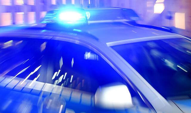 Blaulicht auf einem Streifenwagen. Blaulicht auf einem Streifenwagen.