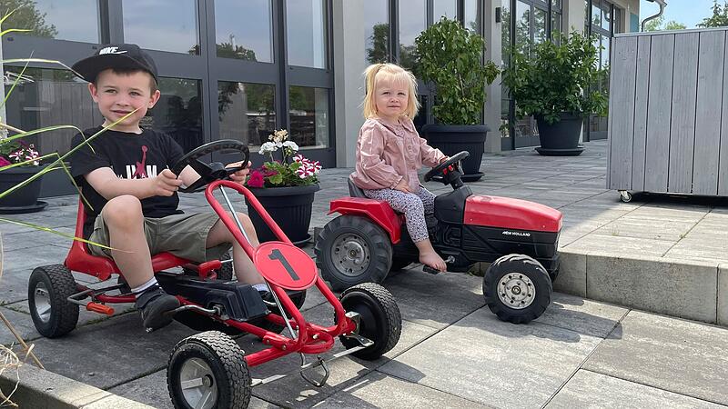 Im Hof der Gastst&auml;tte "Gr&auml;fners Fuhrwerk" in Sommerach haben Kinder &ndash;&nbsp;wie hier Julius und Paula &ndash; viel Platz, um mit den Kinderfahrzeugen zu fahren.&nbsp;