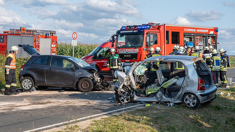 Wie es zu dem Frontalcrash kommen konnte, ist derzeit noch nicht bekannt.