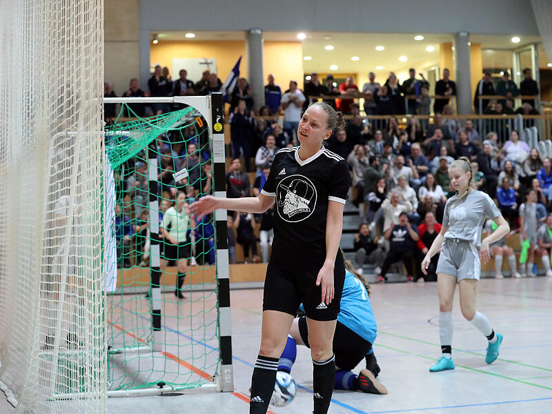 Zahlreiche Torchancen vergaben die Schwabthalerinnen im Finale: Hier &auml;rgert sich Hannah Zahn.