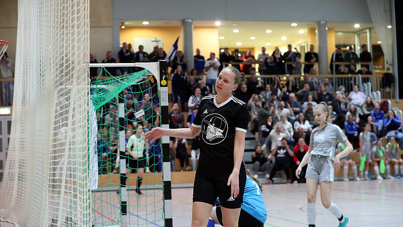 Zahlreiche Torchancen vergaben die Schwabthalerinnen im Finale: Hier &auml;rgert sich Hannah Zahn.
