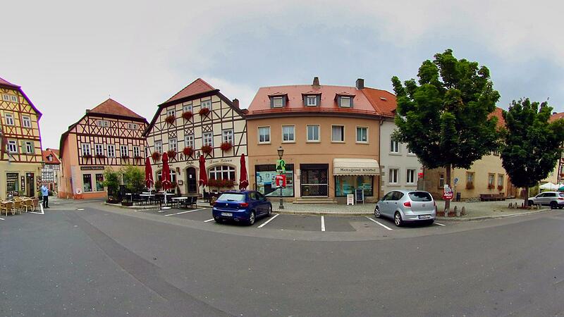 Bildtext Eine Belebung kann auch die Innenstadt von M&uuml;nnerstadt vortragen. Sogar am  Marktplatz gibt es Leerst&auml;nde, aber gleichzeitig hat hier die neue Eisdiele  f&uuml;r mehr Betrieb und Leben gesorgt. Foto: Dieter Britz