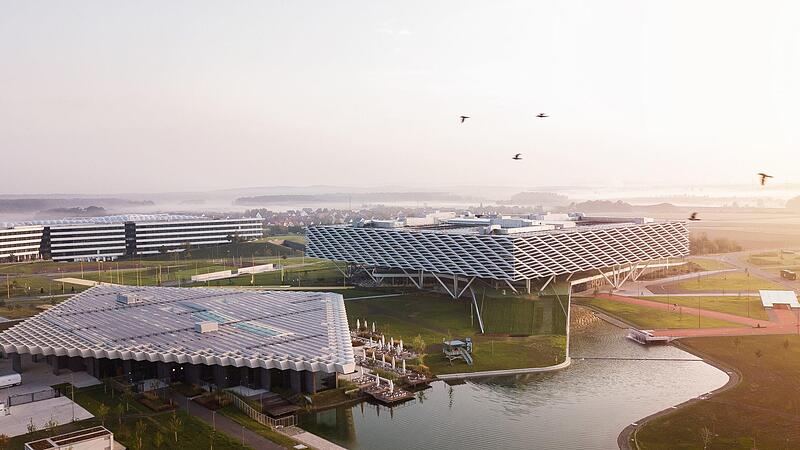 Die World of Sports im Nordosten von Herzogenaurach: Auf 59 Hektar arbeiten hier die Mitarbeiter der Unternehmenszentrale von Adidas. Auch die deutsche Fußballnationalmannschaft wird im Sommer vor Ort Station machen - sofern die EM stattfindet. Die World of Sports im Nordosten von Herzogenaurach: Auf 59 Hektar arbeiten hier die Mitarbeiter der Unternehmenszentrale von Adidas. Auch die deutsche Fußballnationalmannschaft wird im Sommer vor Ort Station machen - sofern die EM stattfindet.