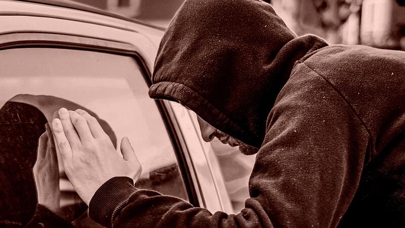 Aus unversperrten fremden Autos holte sich der Angeklagte allerhand Krimskrams.