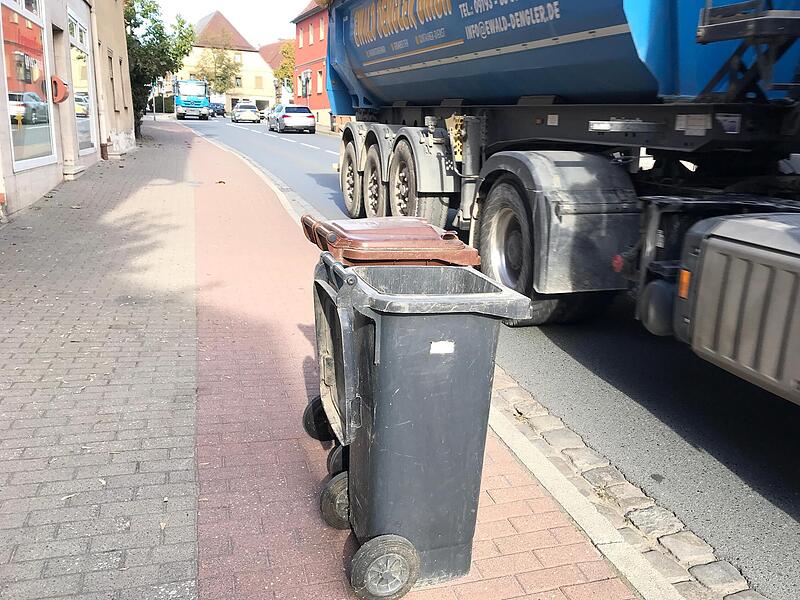 Und selbst wenn sie ein Radweg wäre, wäre die rote Fläche für Radler kaum nutzbar. Denn neben Autos stehen hier mitunter auch Mülltonnen im Weg. Und selbst wenn sie ein Radweg wäre, wäre die rote Fläche für Radler kaum nutzbar. Denn neben Autos stehen hier mitunter auch Mülltonnen im Weg.