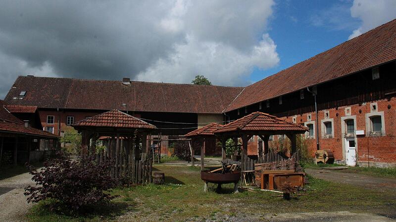 Dunkle Wolken &uuml;ber der Ernstfarm &ndash; dieses Bild steht schon seit l&auml;ngerem symbolisch f&uuml;r den Handwerkerhof vor den Toren Coburgs.