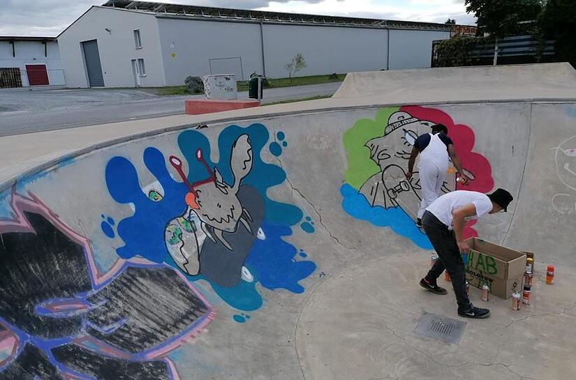 Zwei Jugendliche besprühen „legal“ die Skaterbahn in Burgkunstadt. Zwei Jugendliche besprühen „legal“ die Skaterbahn in Burgkunstadt.