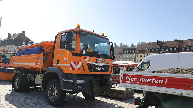 In zwei Reihen parken rund ums Gel&auml;nde des Fr&uuml;hlingsmarktes Bauhof- und Winterdienstfahrzeuge. Auch ein Sicherheitsdienst patrouilliert.