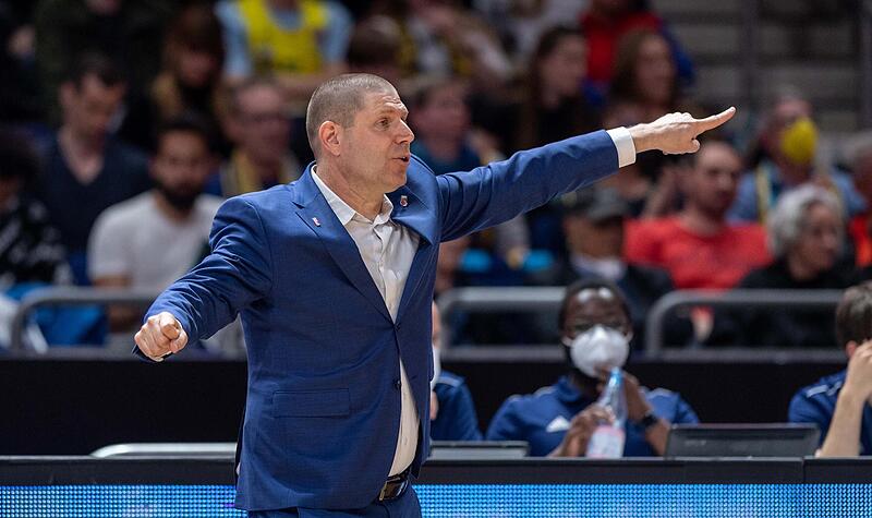 Oren Amiel versuchte im ersten Viertelfinalspiel gegen Berlin zu oft vergeblich seine Spieler auf dem Feld zu ordnen. Oren Amiel versuchte im ersten Viertelfinalspiel gegen Berlin zu oft vergeblich seine Spieler auf dem Feld zu ordnen.