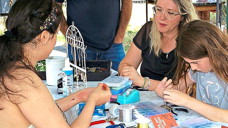 Beim Schmuck-Workshop mit Isabell Deisling wurden Ohrringe, Ketten oder Ringe gefertigt.Herbert Knoth