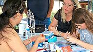 Beim Schmuck-Workshop mit Isabell Deisling wurden Ohrringe, Ketten oder Ringe gefertigt.Herbert Knoth Beim Schmuck-Workshop mit Isabell Deisling wurden Ohrringe, Ketten oder Ringe gefertigt.Herbert Knoth