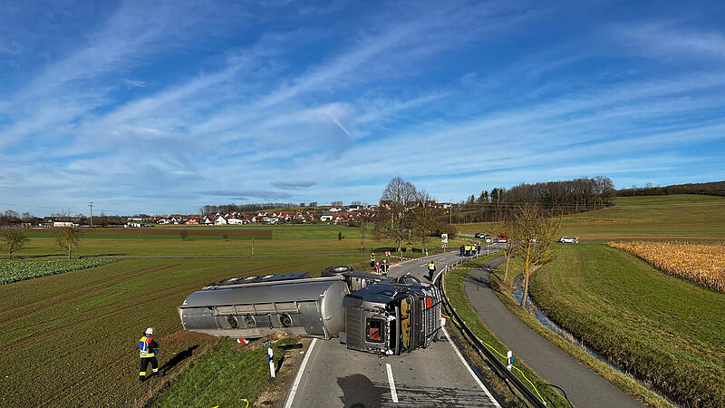 Zwischen Unterstürmig und Eggolsheim im Landkreis Forchheim) ist am Montag, 16. Januar 2023, ein Laster rechts von der Fahrbahn abgekommen, umgekippt und quer auf der Fahrbahn liegen geblieben. Der Lkw hat nach Polizeiangaben rund 33.000 Liter Heizöl geladen.Forchheim & Fränkische Schweiz Zwischen Unterstürmig und Eggolsheim im Landkreis Forchheim) ist am Montag, 16. Januar 2023, ein Laster rechts von der Fahrbahn abgekommen, umgekippt und quer auf der Fahrbahn liegen geblieben. Der Lkw hat nach Polizeiangaben rund 33.000 Liter Heizöl geladen.