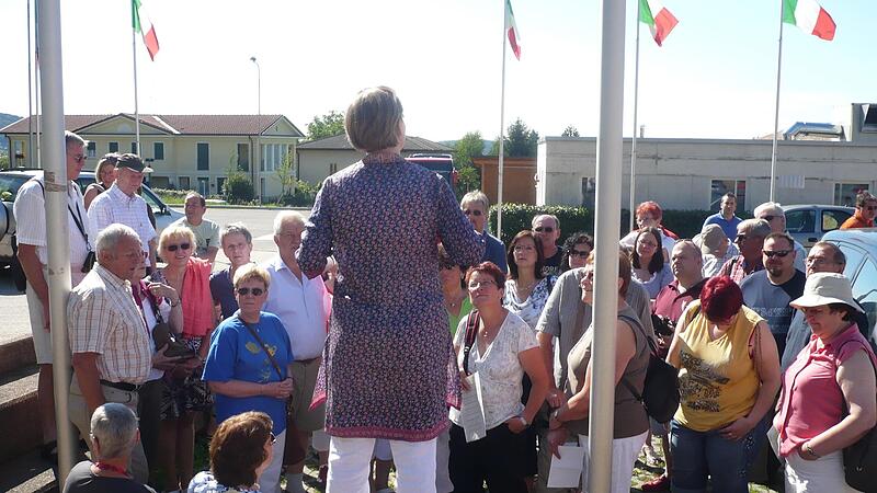 Die Partnerschaft zwischen Adelsdorf und Uggiate-Trevano besteht seit mehr als 25 Jahren. Oft haben sich die B&uuml;rger beider Orte gegenseitig besucht &ndash; wie hier Adelsdorfer, die in der Partnerstadt einem Vortrag &uuml;ber den Ort zuh&ouml;ren.
