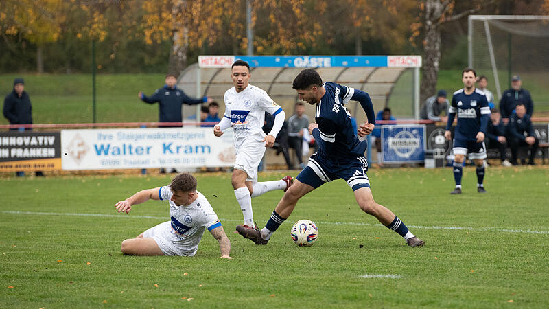 DJK Dampfach vs. ASV Rimpar, Dampfach, Salistadion Der Dampfacher Mustafa Albascha wartete in dieser Szene zu lange und wurde noch vom Rimparer Marco Kramosch geblockt.