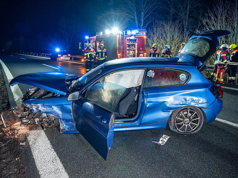 Fahrerin verletzt: Ein BMW war auf der A70 im Landkreis Kulmbach in die Leitplanke gekracht.