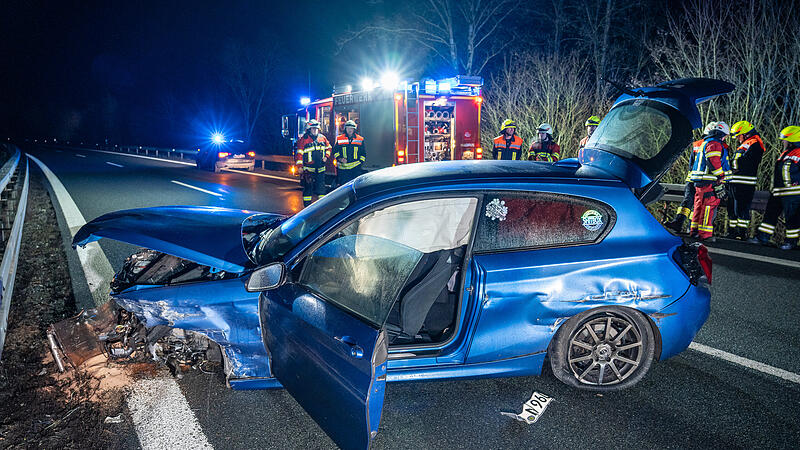 Fahrerin verletzt: Ein BMW war auf der A70 im Landkreis Kulmbach in die Leitplanke gekracht.