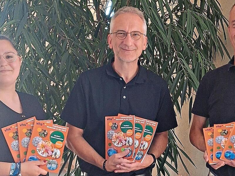 VHS-Leiter Bernd Riehlein, Bürgermeister Alexander Schulz und die stellvertretende VHS-Leiterin Jasmin Reinhardt (von rechts).Fortuna Kulturfabrik VHS-Leiter Bernd Riehlein, Bürgermeister Alexander Schulz und die stellvertretende VHS-Leiterin Jasmin Reinhardt haben in Höchstadt das Programm für die aktuelle Saison vorgestellt.