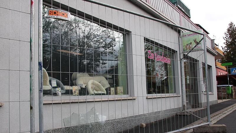 Eine Spur der Verw&uuml;stung zog sich am 17. Oktober 2022 durch Hammelburg, unter anderem wurden mehrere Schaufenster eines Gesch&auml;fts f&uuml;r Tierbedarf eingeworfen. Der mutma&szlig;liche T&auml;ter muss sich aktuell vor Gericht verantworten.