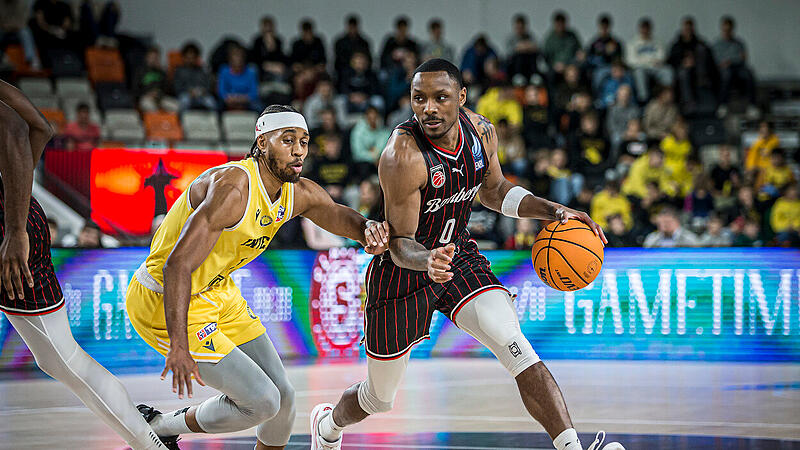 Kyle Lofton (mit Ball) drehte erst im letzten Viertel auf - letztlich zu sp&auml;t.