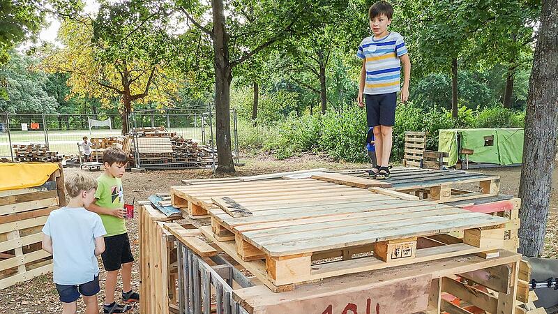 In der Hüttenstadt im Hain können Kinder in den Ferien ihr eigenes Domizil bauen. In der Hüttenstadt im Hain können Kinder in den Ferien ihr eigenes Domizil bauen.