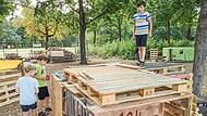In der H&uuml;ttenstadt im Hain k&ouml;nnen Kinder in den Ferien ihr eigenes Domizil bauen.