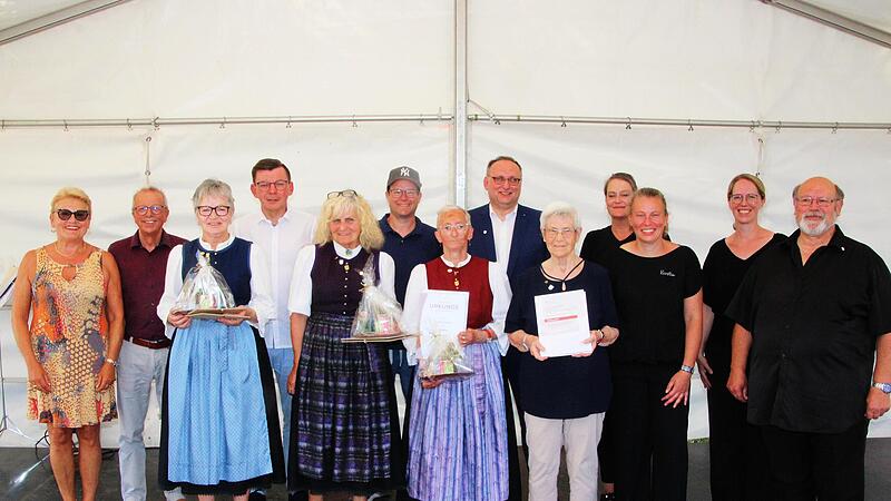 F&uuml;r 50 Jahre Singen im Chor wurden (vorne, von links) Irmgard Schultheis, Inge Scherpf, Gerlinde Dietzhaus und Inge Becker mit dem goldenen Ehrenabzeichen nebst Urkunde ausgezeichnet. Zu den Gratulanten geh&ouml;rten (hinten, von links) Stadtr&auml;tin Gabi...