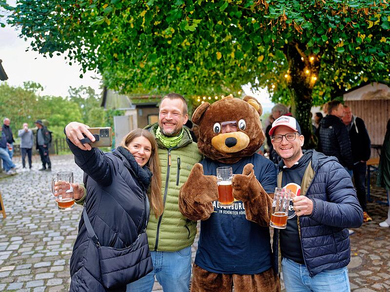 Burgbär Poldi begrüßt auf der Altenburg die Besucher des Bockbieranstichs der Bamberger Brauerei Greifenklau
