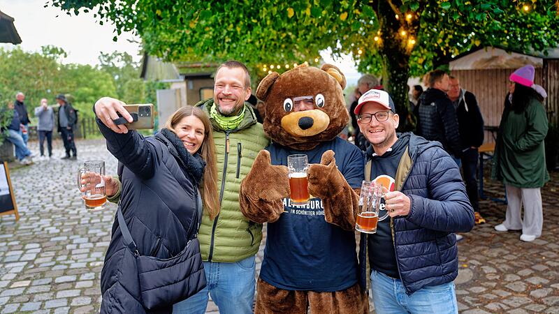 Burgbär Poldi begrüßt auf der Altenburg die Besucher des Bockbieranstichs der Bamberger Brauerei Greifenklau