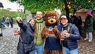Burgbär Poldi begrüßt auf der Altenburg die Besucher des Bockbieranstichs der Bamberger Brauerei Greifenklau