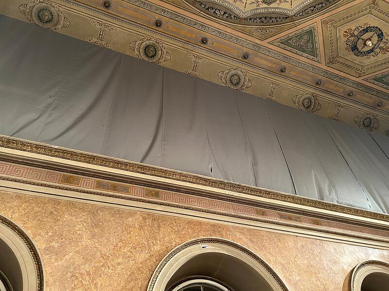 Vorbereitungen f&uuml;r die geplante Generalsanierung des Landestheaters Coburg: Hier im Spiegelsaal h&auml;ngt eine Plane, weil dahinter das Mauerwerk ge&ouml;ffnet und untersucht wurde.