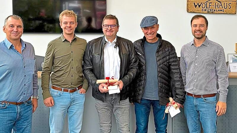 Verabschiedung (v. l.): Bernhard Wolf (Geschäftsführer), Jonas Wolf (Geschäftsführer), Gerhard Friedel, Michael Düster und Julian Wolf (Prokurist).Laura Schmitt Verabschiedung (v. l.): Bernhard Wolf (Geschäftsführer), Jonas Wolf (Geschäftsführer), Gerhard Friedel, Michael Düster und Julian Wolf (Prokurist).Laura Schmitt