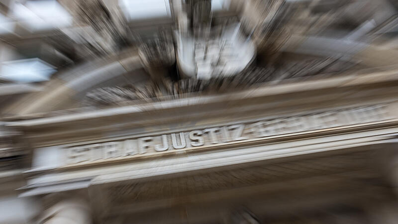 &nbsp;In einem Sicherungsverfahren muss sich ein Mann vor dem Landgericht W&uuml;rzburg wegen T&ouml;ten eines anderen Fl&uuml;chtlings in der Gemeinschaftsunterkunft Kitzingen verantworten. W&auml;re die Tat zu verhindern gewesen?