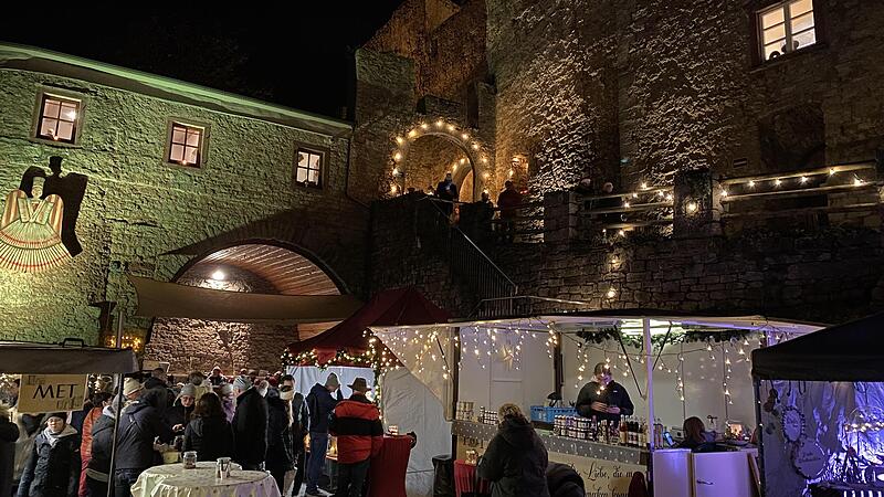 Den ersten Weihnachtsmarkt auf der Trimburg wollten viele erleben.