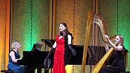 Von links Zane Stradyna (Klavier), Isabel Delemarre (Sopran), Zuzanne Federowicz (Harfe) Von links Zane Stradyna (Klavier), Isabel Delemarre (Sopran), Zuzanne Federowicz (Harfe)