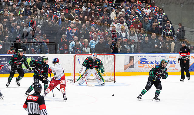 Volle Hütte und enge 60 Minuten auf dem Eis: Höchstadts Oberliga-Heimauftakt gegen die Selber Wölfe hatte vieles zu bieten.