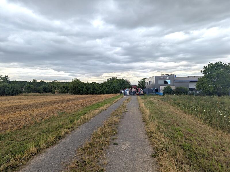 Blick ins Dorf: auf der Wiese auf rechten Seite m&ouml;chte die Firma R&ouml;der bauen, auf dem Feld links der Landwirtschaftsbetrieb Behr.