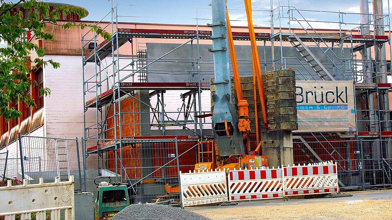 Die Arbeiten an der Mehrzweckhalle gehen weiter. Der Gemeinderat vergab nun noch die Gewerke &bdquo;Sanit&auml;r&ldquo; und &bdquo;Heizung/L&uuml;ftung&ldquo;, au&szlig;erdem sieben weitere Gewerke.