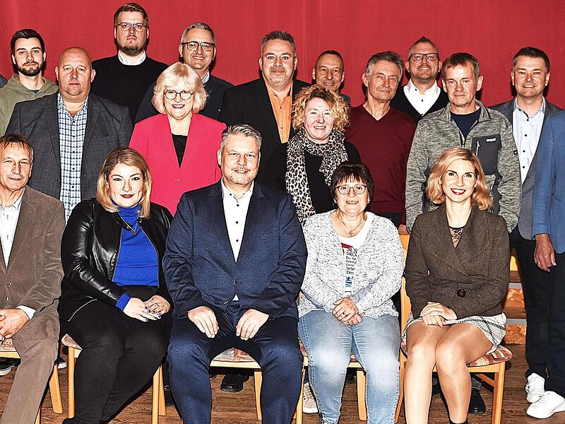 Die Gemeinderatskandidaten mit dem Bürgermeisterkandidaten Marco Weidner (vorn, 3.v.l.) und Erstem Bürgermeister Robert Hümmer (r.).