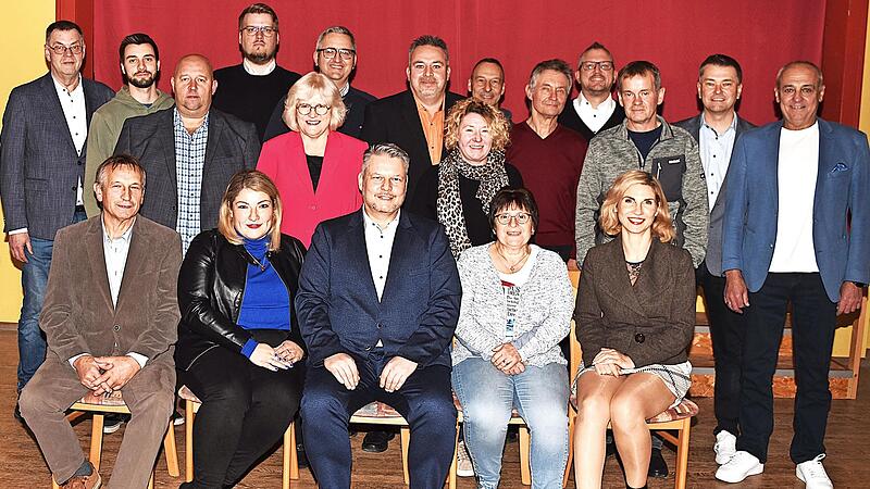 Die Gemeinderatskandidaten mit dem Bürgermeisterkandidaten Marco Weidner (vorn, 3.v.l.) und Erstem Bürgermeister Robert Hümmer (r.).
