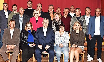 Die Gemeinderatskandidaten mit dem B&uuml;rgermeisterkandidaten Marco Weidner (vorn, 3.v.l.) und Erstem B&uuml;rgermeister Robert H&uuml;mmer (r.).