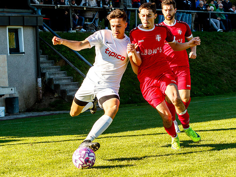Die  Katschenreuther um Tobias Wagner (links) behaupteten sich beim FSV Bayreuth bis zum 1:1 durch Flakron Cerkezi (rechts). Danach übernahmen die Gastgeber und kamen wie im Pokalspiel am Freitag zu einem klaren Sieg.