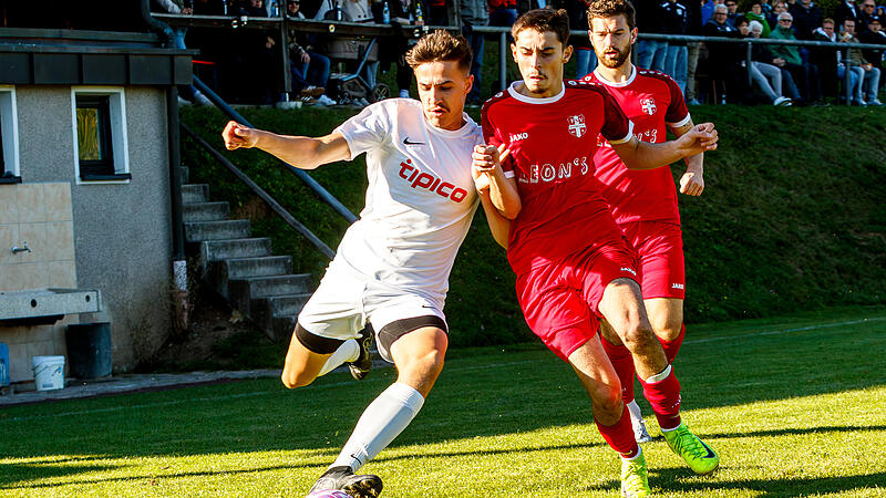 Die  Katschenreuther um Tobias Wagner (links) behaupteten sich beim FSV Bayreuth bis zum 1:1 durch Flakron Cerkezi (rechts). Danach übernahmen die Gastgeber und kamen wie im Pokalspiel am Freitag zu einem klaren Sieg.