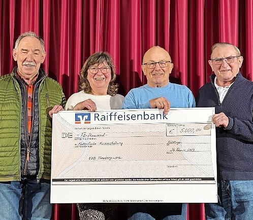 KAB-Vorsitzender Oskar Hein (von rechts) &uuml;bergab mit dem Organisator der Theatergruppe, Gerd Nicolai und Mitorganisatorin Gitti Kl&ouml;ffel, den symbolischen Scheck &uuml;ber 5000 Euro f&uuml;r den Einbau des Aufzugs zum Pfarrsaal an Roland Braun vom Pfarrsaala...