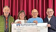 KAB-Vorsitzender Oskar Hein (von rechts) &uuml;bergab mit dem Organisator der Theatergruppe, Gerd Nicolai und Mitorganisatorin Gitti Kl&ouml;ffel, den symbolischen Scheck &uuml;ber 5000 Euro f&uuml;r den Einbau des Aufzugs zum Pfarrsaal an Roland Braun vom Pfarrsaala...