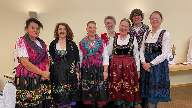 Ma&szlig;schneiderin Erzs&eacute;bet Moln&aacute;r, die Forchheimer Bierk&ouml;nigin Karolin I., die 1. Vorsitzende des Trachtenvereins Kunreuth, Kerstin G&ouml;thert, Roland und Dagmar Rosenbauer, Walther Appelt, Trachtenberater des Fr&auml;nkische Schweiz Verein und Schneidermeisterin Rosalie Postatny
