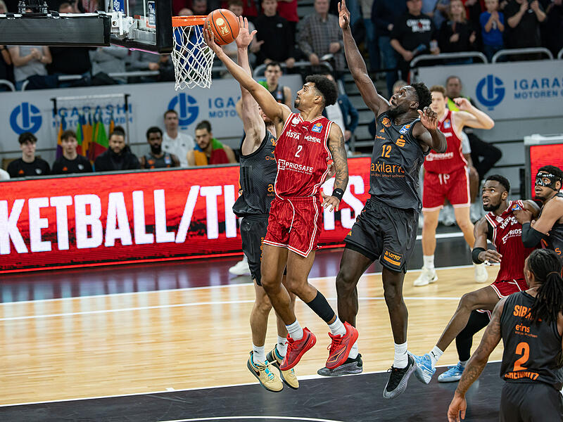 Im ersten Heimspiel der Saison setzten Ibi Watson (rotes Trikot) & Co. gegen Chemnitz um Amadou Sow (Nummer 12) direkt ein Ausrufezeichen und setzten sich mit 96:82 durch.