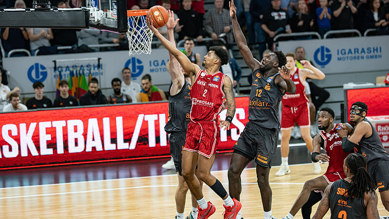 Im ersten Heimspiel der Saison setzten Ibi Watson (rotes Trikot) & Co. gegen Chemnitz um Amadou Sow (Nummer 12) direkt ein Ausrufezeichen und setzten sich mit 96:82 durch.