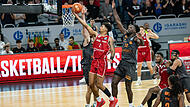 Im ersten Heimspiel der Saison setzten Ibi Watson (rotes Trikot) & Co. gegen Chemnitz um Amadou Sow (Nummer 12) direkt ein Ausrufezeichen und setzten sich mit 96:82 durch.